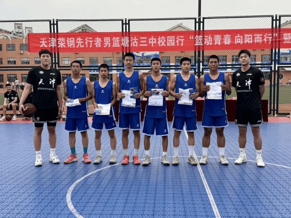 进行热身训 进行热身训